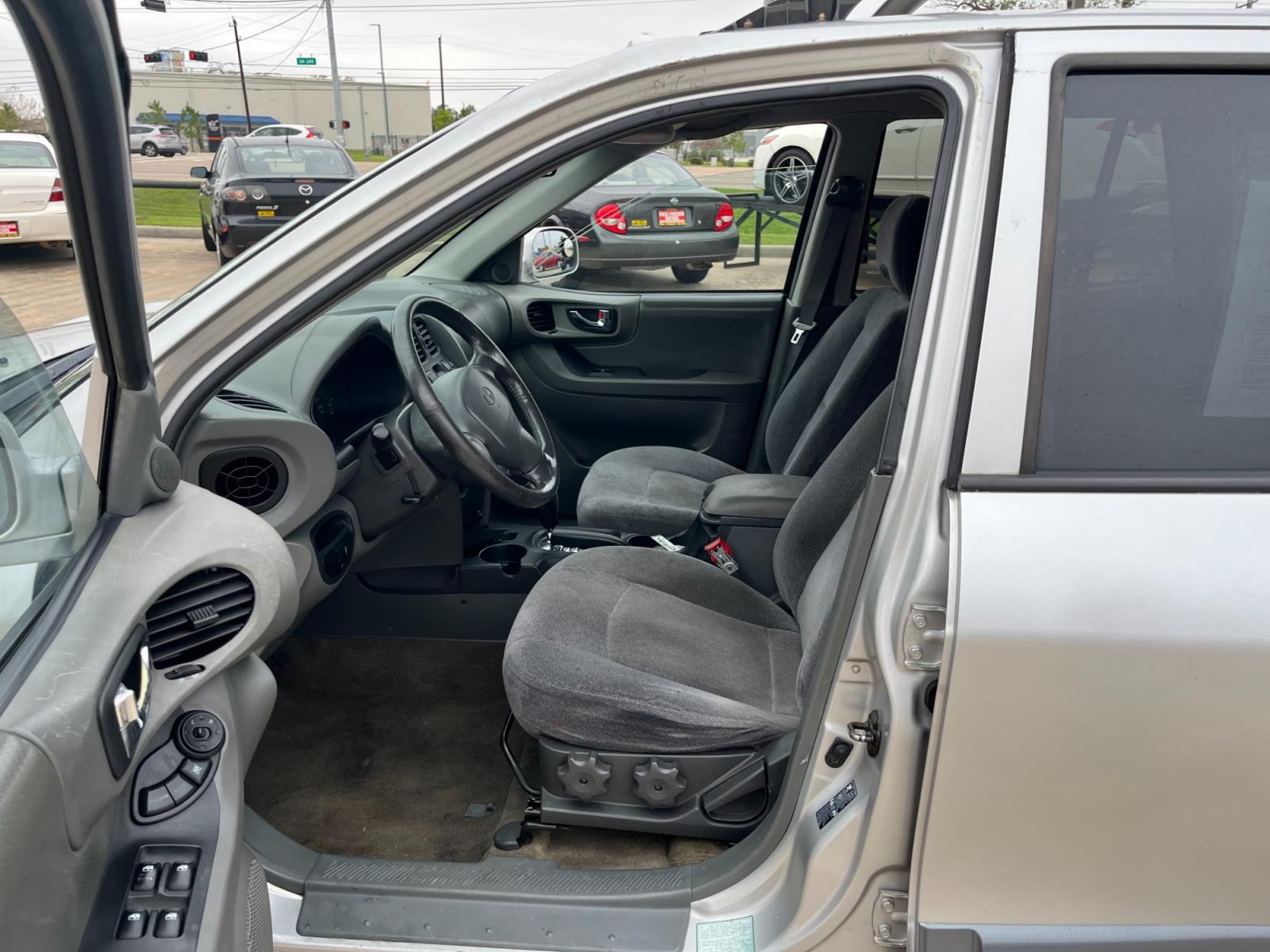 2003 SILVER /gray Hyundai Santa Fe GLS (KM8SC13D53U) with an 2.7L V6 DOHC 24V engine, 4-Speed Automatic Overdrive transmission, located at 14700 Tomball Parkway 249, Houston, TX, 77086, (281) 444-2200, 29.928619, -95.504074 - Photo #8